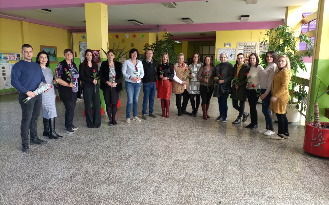 Данас је општина Кнић нашим дамама указала посебну пажњу честитајући им 8. март уз поклон који дамама пуно значи.  Хвала на пажњи и срећан Међународни дан жена – Осми март